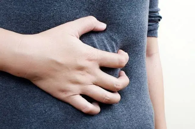 Objawy przepukliny brzusznej u dorosłych – jak rozpoznać i co robić?