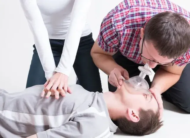 Kto ma obowiązek udzielenia pierwszej pomocy? Konsekwencje prawne i zasady postępowania