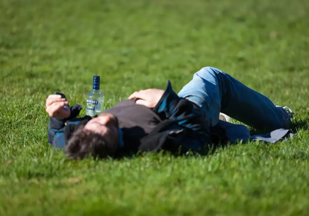 Kiedy można wezwać pogotowie do alkoholika? Objawy, które ratują życie