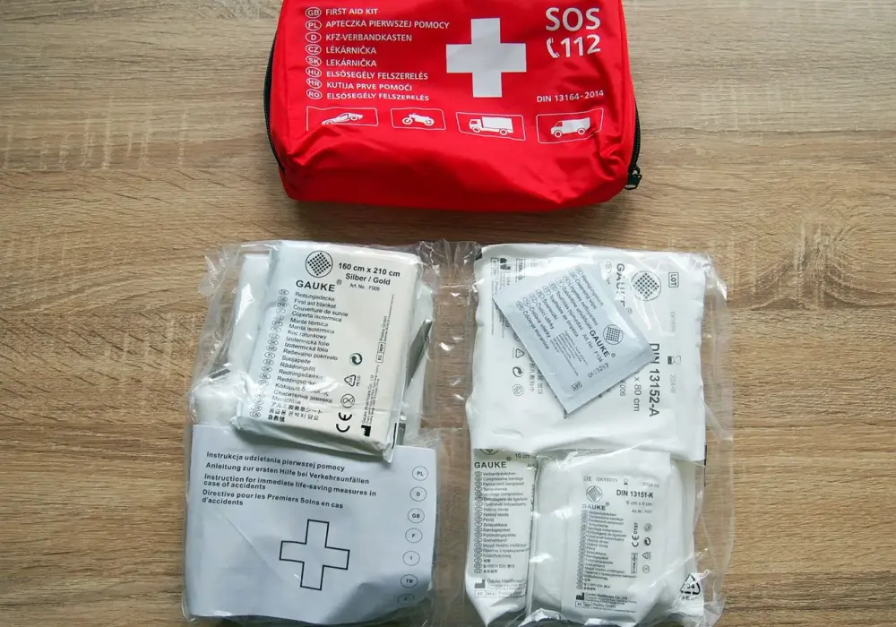 Gdzie powinna znajdować się apteczka pierwszej pomocy w domu i samochodzie?
