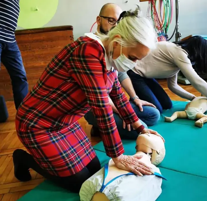 Szkolenie z pierwszej pomocy dla nauczycieli: co ile lat należy je robić?