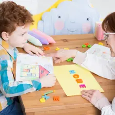 Ile naprawdę zarabia logopeda na kontrakcie z NFZ? Sprawdź stawki i porównaj