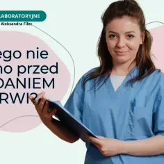 Pielęgniarka w niebieskim uniformie trzymająca teczkę z dokumentami.
