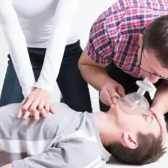Kto ma obowiązek udzielenia pierwszej pomocy? Konsekwencje prawne i zasady postępowania