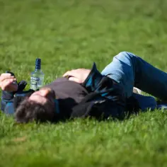 Kiedy można wezwać pogotowie do alkoholika? Objawy, które ratują życie