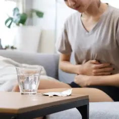 Nieżyt żołądka objawy – co powinieneś wiedzieć o bolesnych symptomach