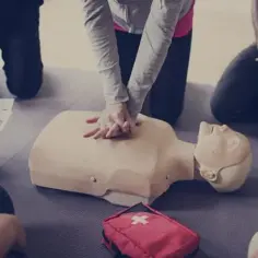 Co to jest pierwsza pomoc przedmedyczna i jak ją skutecznie stosować