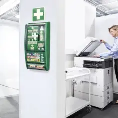 Co powinna zawierać apteczka w zakładzie pracy, aby zapewnić bezpieczeństwo?