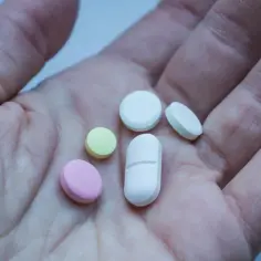 Co zażywać przy covidzie? Skuteczne leki na objawy i leczenie