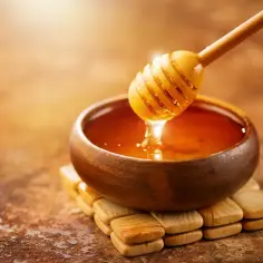 Jaki miód na ból gardła? Odkryj skuteczne naturalne remedia