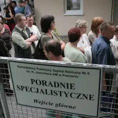 Długie kolejki na rehabilitację NFZ – jak skrócić czas oczekiwania?