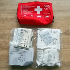 Gdzie powinna znajdować się apteczka pierwszej pomocy w domu i samochodzie?
