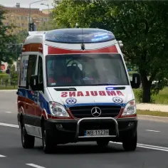 Kiedy pogotowie wzywa policję? Kluczowe sytuacje, które musisz znać
