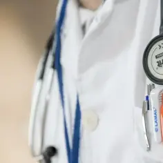 Jaki lekarz od brzucha? Kiedy i do kogo się zgłosić z bólem brzucha