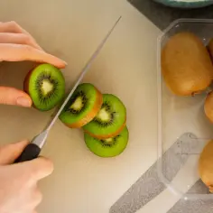 Czy kiwi uczula? Objawy alergii i jak ich unikać