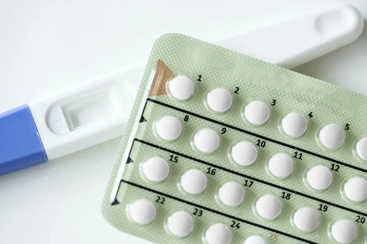 Zdjęcie Objawy ciąży podczas zażywania tabletek antykoncepcyjnych - co wiedzieć?