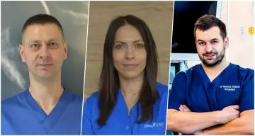 Trzy portrety lekarzy w niebieskich uniformach medycznych.