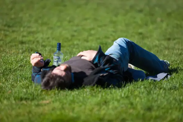 Kiedy można wezwać pogotowie do alkoholika? Objawy, które ratują życie