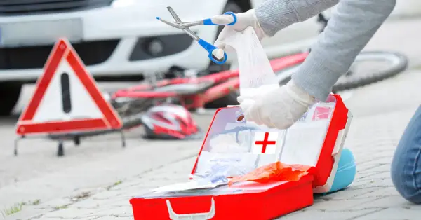 Co powinna zawierać apteczka samochodowa, aby być skuteczna w kryzysie?